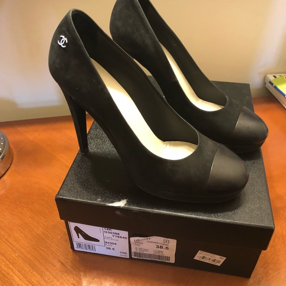 CHANEL Shoes - CHANEL black pumps